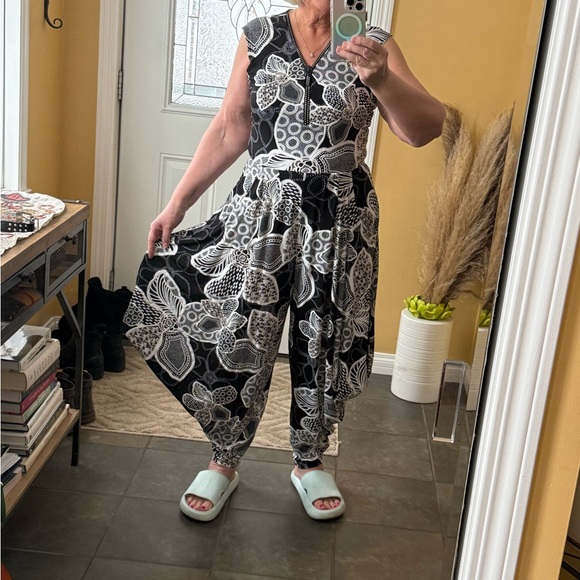 NWOT Frank Lyman jumpsuit with beautiful detail. - Picture 2 of 10